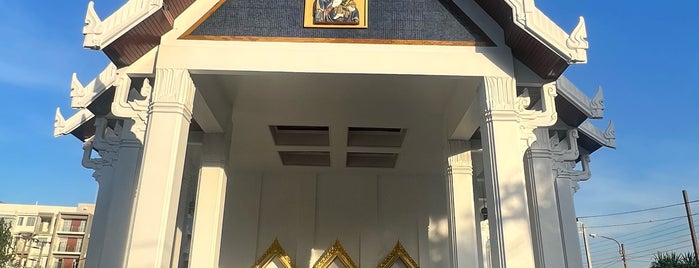 Holy Redeemer Church is one of Tempat yang Disukai phongthon.
