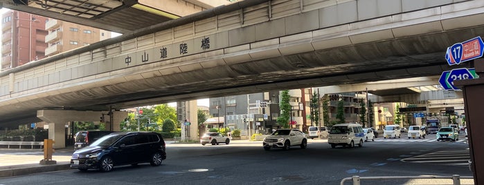 中山道陸橋 is one of 東京陸橋.