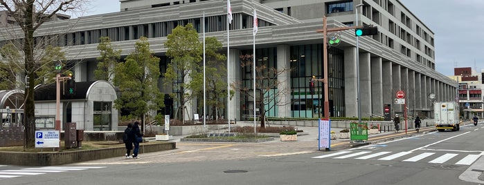 Kochi City Hall is one of 日本の市の人口順位トップ100.