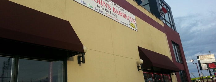 Uncle John's BBQ  (Inside Dat's Donuts) is one of Locais salvos de Kimmie.