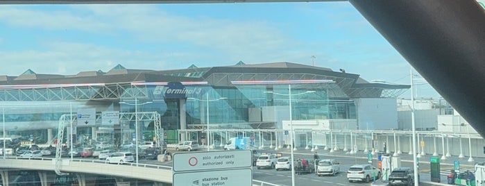 Terminal 1 is one of Locais curtidos por Alan.