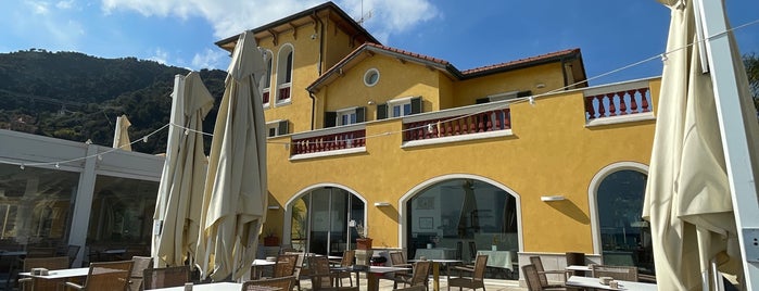 Villa Eva Beach & Restaurant is one of Menton.