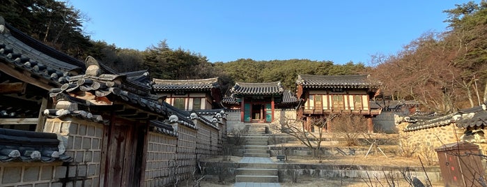 도산서원 is one of Tempat yang Disukai Won-Kyung.