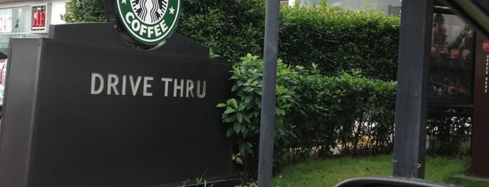 Starbucks is one of Orte, die Gina gefallen.