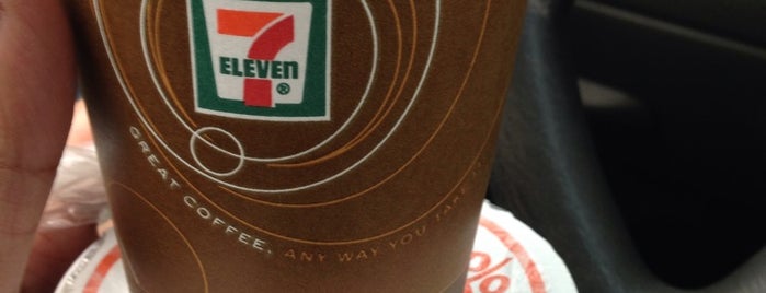 7-Eleven is one of Locais curtidos por Joia.