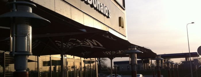 McDonald's is one of Tempat yang Disukai Samet.