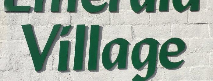 Emerald Village is one of สถานที่ที่ Oscar ถูกใจ.