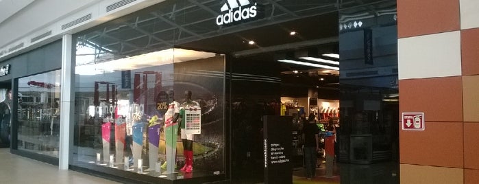 adidas is one of Moni'nin Beğendiği Mekanlar.