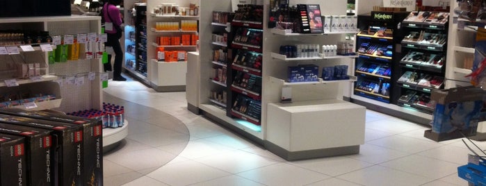 Heinemann Duty Free is one of Tempat yang Disukai Steffen.