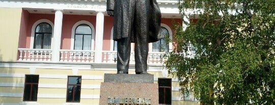 Памятник Т. Г. Шевченко is one of สถานที่ที่ Y ถูกใจ.