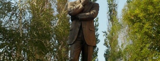 Памятник Винниченко is one of Y'ın Beğendiği Mekanlar.