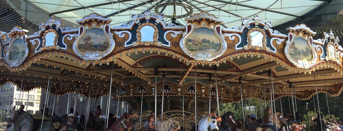 Jane's Carousel is one of Tempat yang Disukai John.