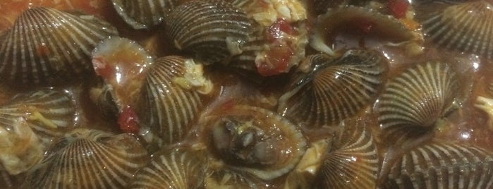 Bola Seafood Acui is one of food to go.