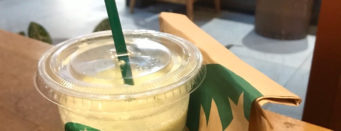 Starbucks is one of vanessaさんのお気に入りスポット.