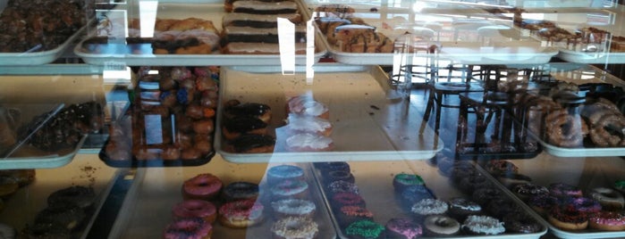 Red's Dogs & Donuts is one of Lieux qui ont plu à Kelley.