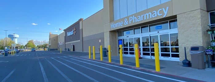 Walmart Supercenter is one of Oshkosh Bumming.