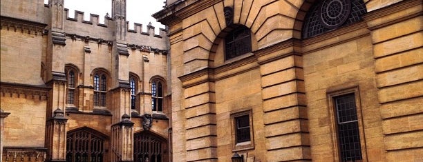 옥스퍼드 대학교 is one of A Guide To Oxford.