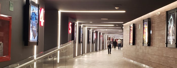 Cinemex Platino Artz is one of Lupita : понравившиеся места.