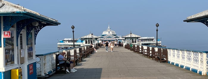 Llandudno Pier is one of สถานที่ที่ Carl ถูกใจ.