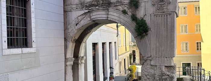 Arco Di Riccardo is one of Triest.