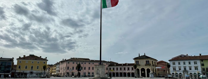 Piazza Grande is one of Venedik A.