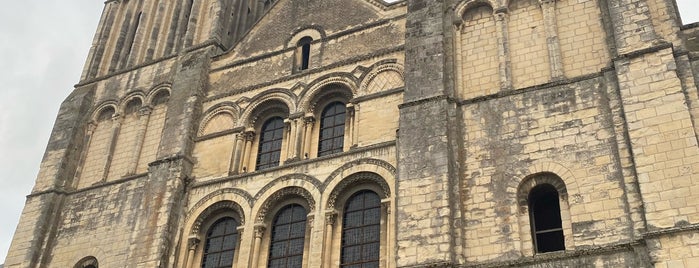 Abbaye aux Dames is one of Sites historiques caennais.