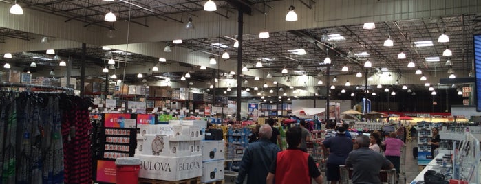 Costco Wholesale is one of สถานที่ที่ Ellia ถูกใจ.