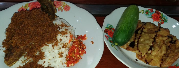 Bebek Goreng Bulak Kapal is one of Kuliner Bekasi.