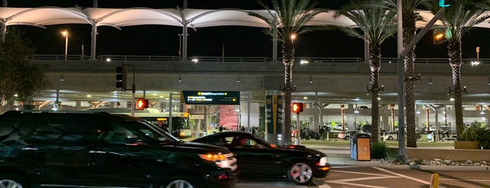 Terminal 2 Arrivals is one of Tempat yang Disukai Gaston.