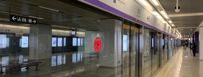 Lingshan Metro Station is one of Line 4.