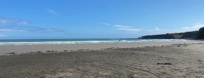 Opunake Beach is one of Lugares favoritos de Peter.
