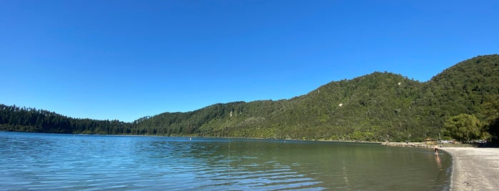 Lake Tikitapu (Blue Lake) is one of Lugares favoritos de Mustafa.