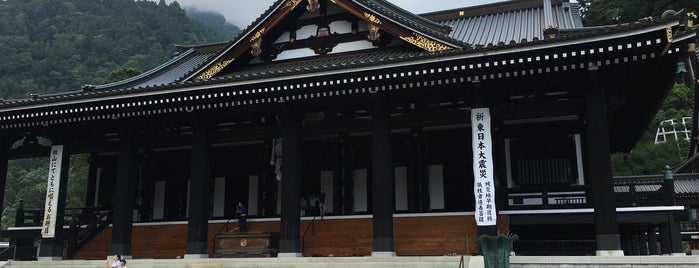 身延山久遠寺 本堂 is one of Tempat yang Disukai mayumi.