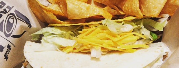 Taco Bell is one of Locais curtidos por mayumi.