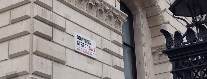 10 Downing Street is one of Locais curtidos por Carl.