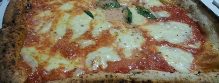 Pizzeria Pellone is one of Pizzerie a Napoli e dintorni.