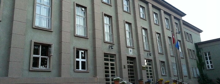 Hukuk Fakültesi is one of Orte, die Barış gefallen.