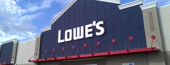 Lowe's is one of Locais curtidos por Meredith.