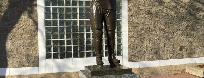 Wayne Gretzky Statue is one of Edmonton to-do list.
