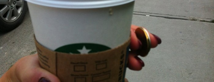Starbucks is one of Orte, die Caroline gefallen.