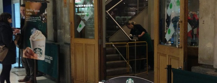 Starbucks is one of Orte, die Tom gefallen.
