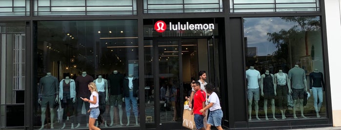 lululemon athletica is one of Lindseyさんのお気に入りスポット.