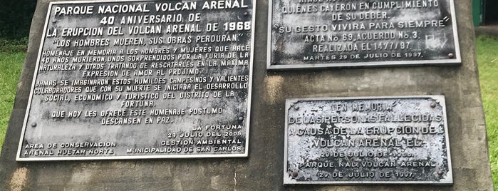 Parque Nacional Volcán Arenal is one of Tempat yang Disukai Julie.