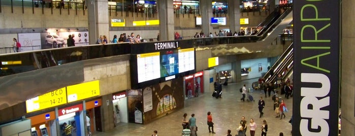Aeroporto Internacional de São Paulo / Guarulhos (GRU) is one of สถานที่ที่ Sandra Gina Bozzeti ถูกใจ.