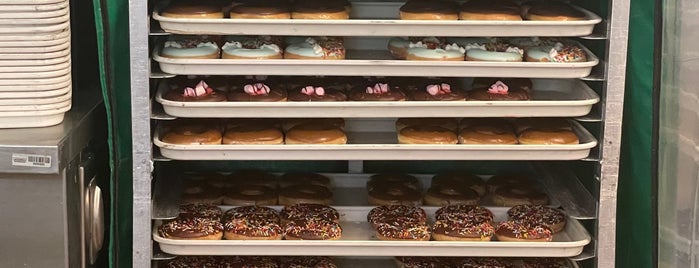 Krispy Kreme is one of lugaresMil.
