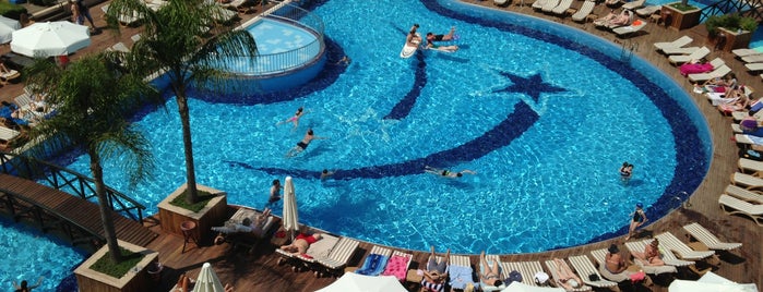 Meder Resort Hotel is one of สถานที่ที่ Yunus ถูกใจ.
