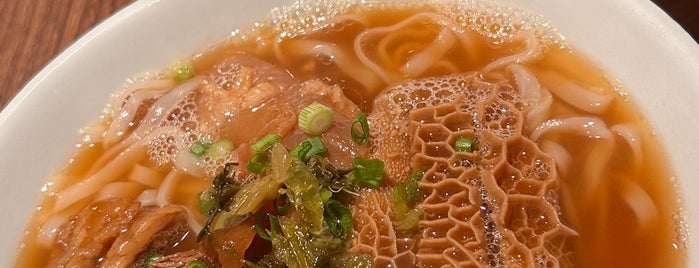 Man Kee HK Beef Noodle is one of Lugares favoritos de Kern.