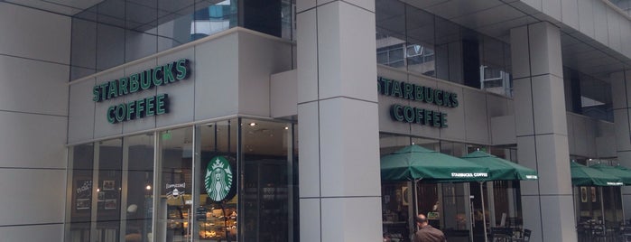 Starbucks is one of Lugares favoritos de Ely.