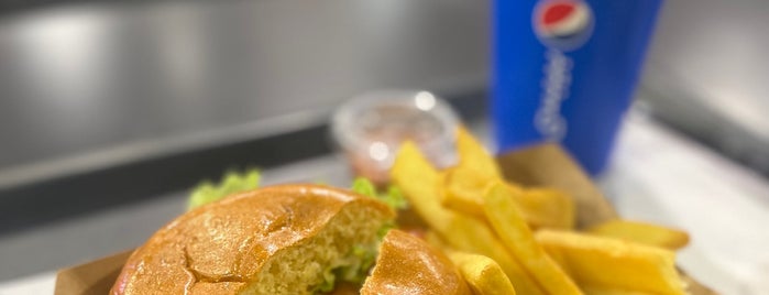 The Garage Burger & Coffee is one of Lieux sauvegardés par Abdullah.