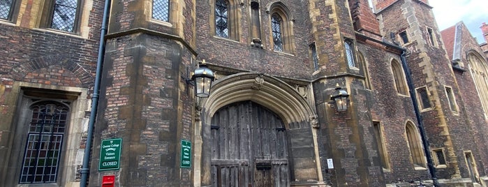 Queens' College is one of Cambridge.